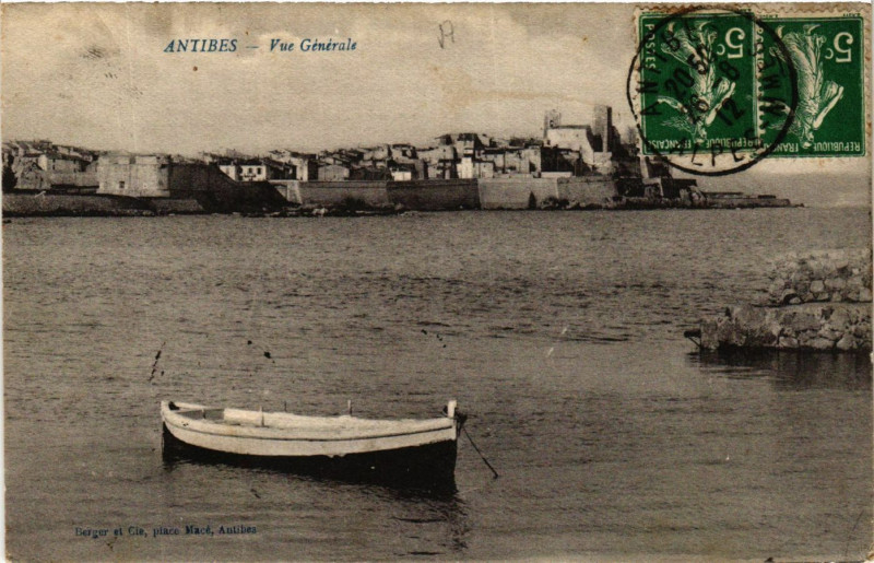 Carte postale ancienne Antibes - Vue générale à Antibes