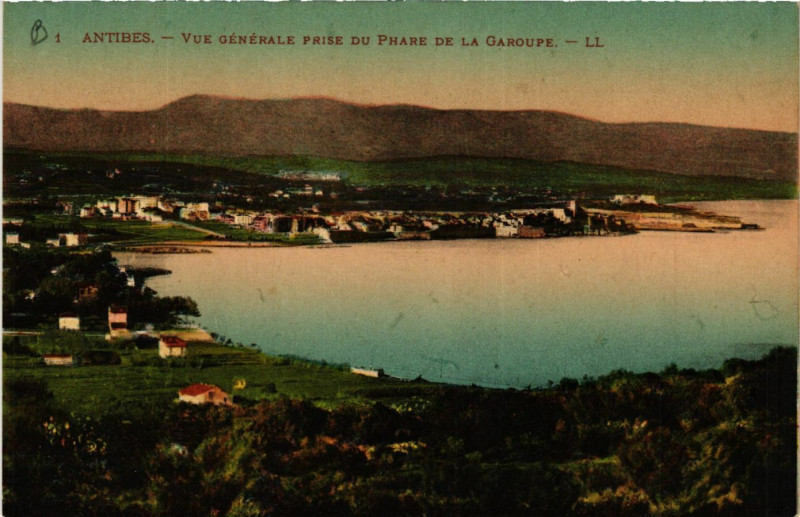 Carte postale ancienne Antibes - Vue générale prise du Phare de la Garoupe à Antibes