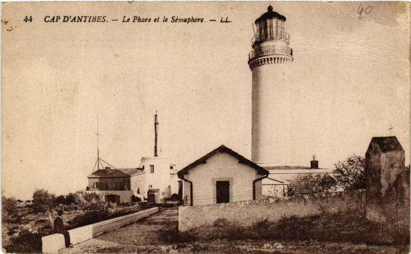 Carte postale ancienne Antibes - Cap d'Antibes - Le Phare et le Semaphore à Antibes