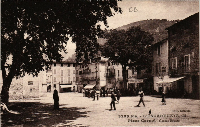 Carte postale ancienne L'Escarene - Place Carnot à L'Escarène