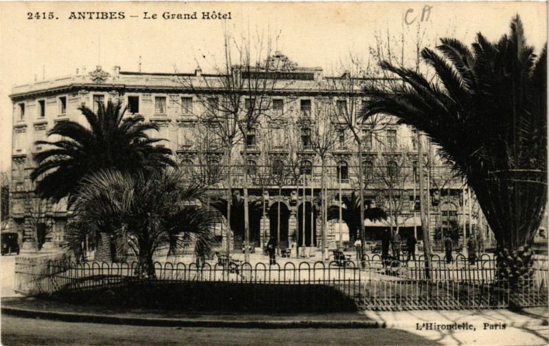 Carte postale ancienne Antibes - Le Grand Hotel à Antibes