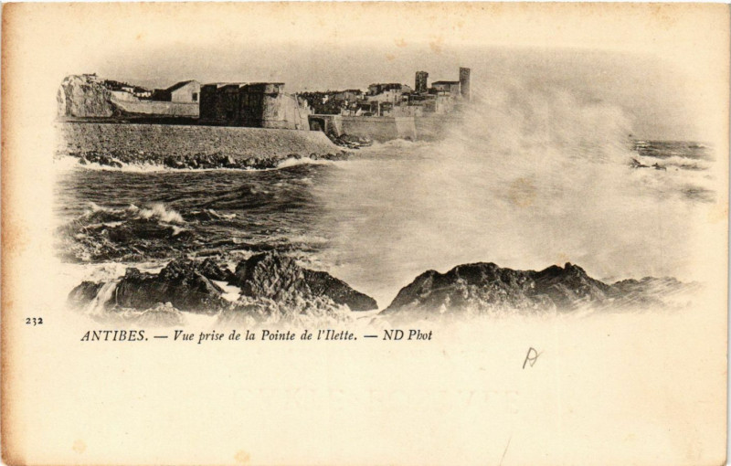 Carte postale ancienne Antibes - Vue prise de la Pointe de l'Ilette à Antibes