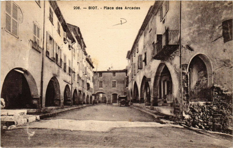 Carte postale ancienne Biot - Place des Arcades à Biot