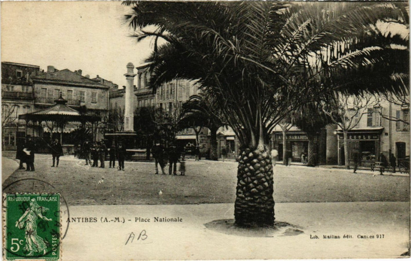 Carte postale ancienne Antibes - Place Nationale à Antibes