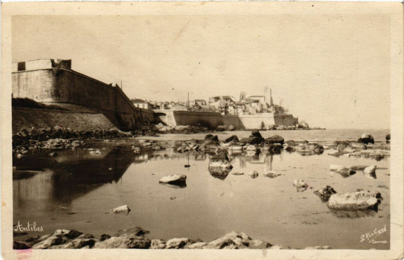 Carte postale ancienne Antibes - Vue - Scene à Antibes