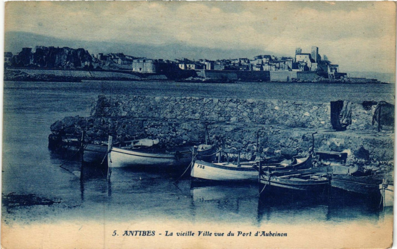 Carte postale ancienne Antibes - La Vieille Ville vue du Port d'Aubeinon à Antibes