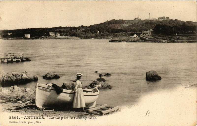 Carte postale ancienne Antibes - Le Cap et le Semaphore à Antibes