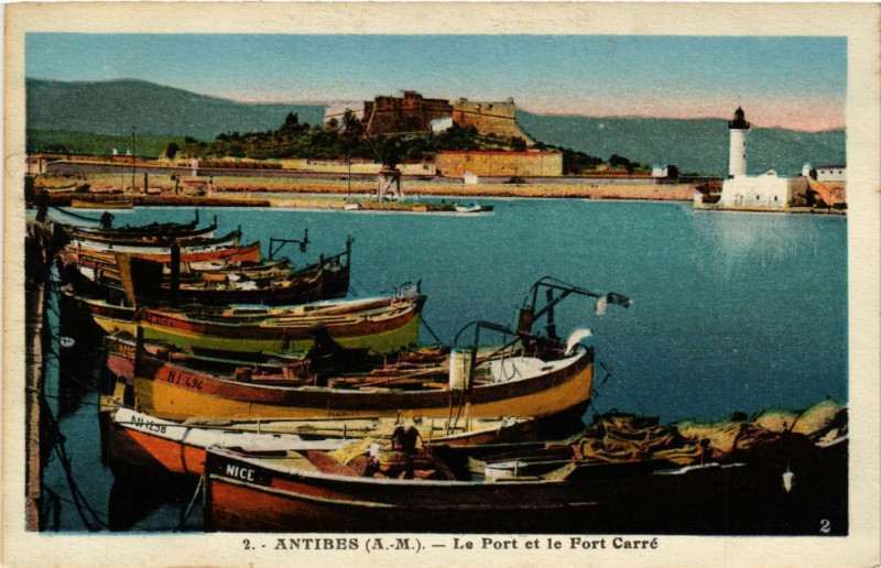 Carte postale ancienne Antibes - Le Port et le Fort Carré à Antibes
