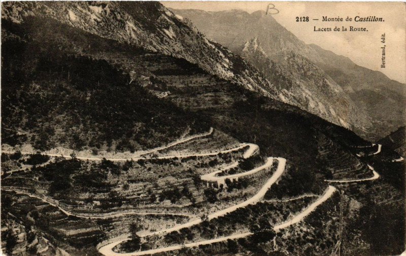 Carte postale ancienne Castillon - Montée de Castillon - Lacets de la Route à Castillon