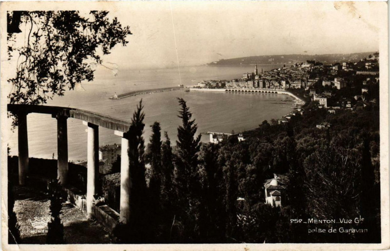 Carte postale ancienne Menton Vue Gle prise de Garavan à Menton