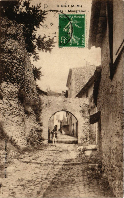 Carte postale ancienne Biot - Porte du Miougranier à Biot