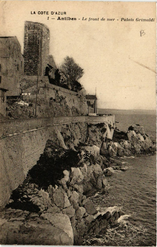 Carte postale ancienne Antibes - Le front de mer - Palais Grimaldi à Antibes