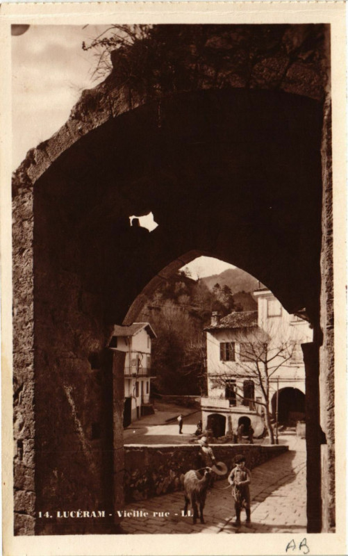 Carte postale ancienne Luceram Vieille Rue à Lucéram
