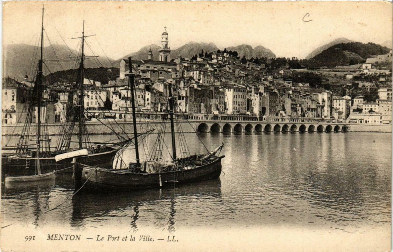 Carte postale ancienne Menton Le Port et la Ville à Menton