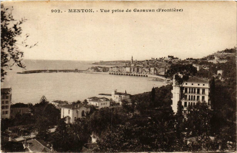 Carte postale ancienne Menton Vue prise de Garavan à Menton