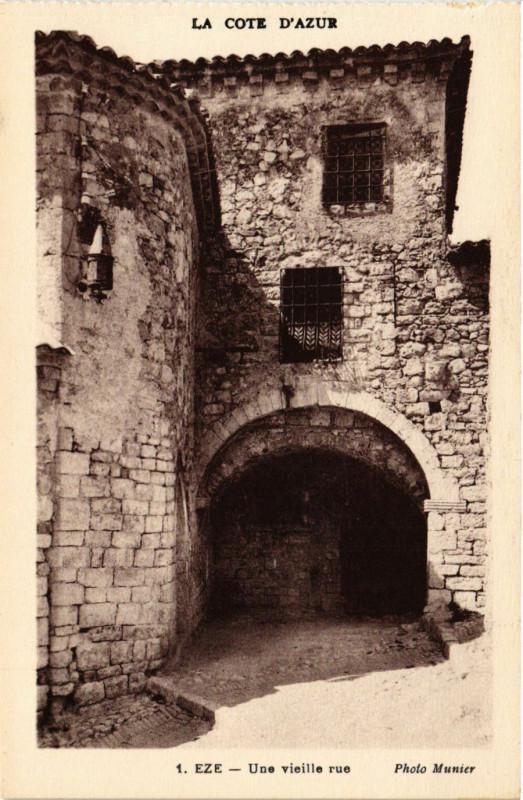 Carte postale ancienne Eze - Une Vieille Rue à Èze