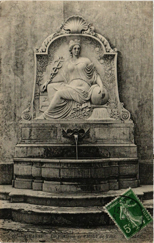 Carte postale ancienne Grasse - La Fontaine de l'Hotel de Ville à Grasse