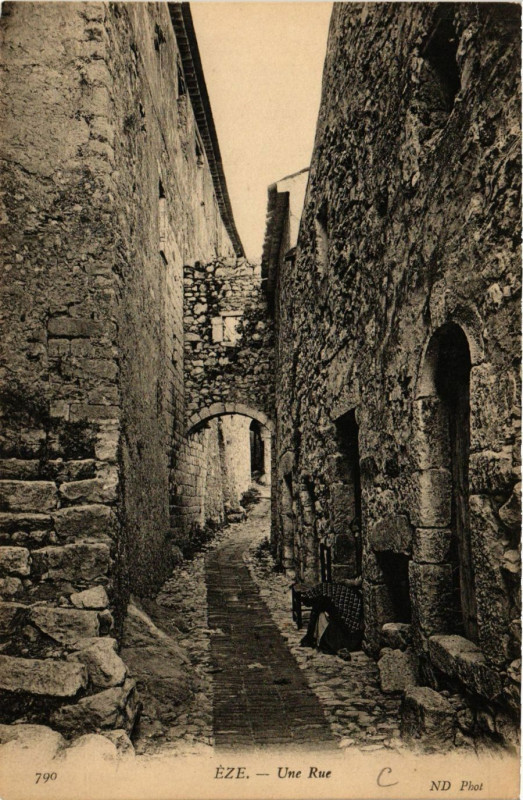 Carte postale ancienne Eze Une Rue à Èze