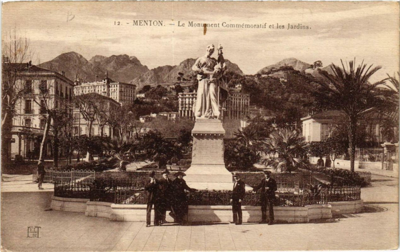 Carte postale ancienne Menton Le Monument Commemoratif et les à Menton