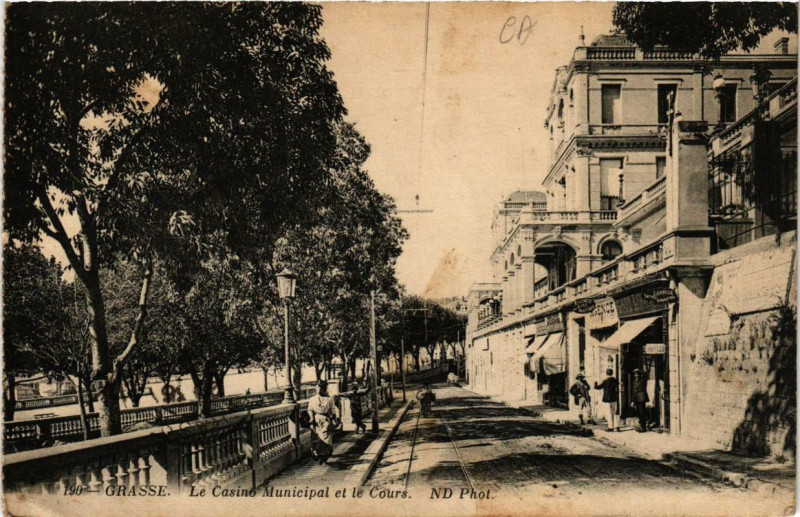 Carte postale ancienne Grasse Les Casino Municipal et le Cours à Grasse