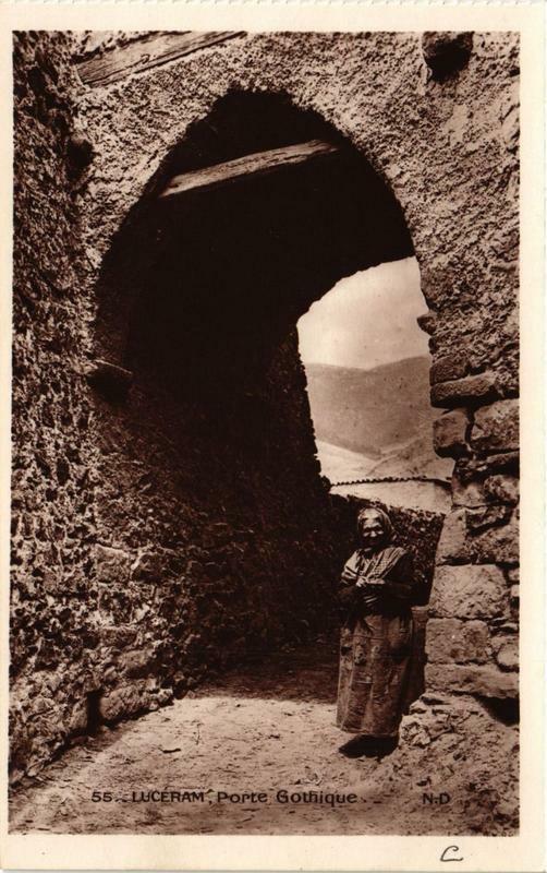 Carte postale ancienne Luceram Porte Gothique à Lucéram