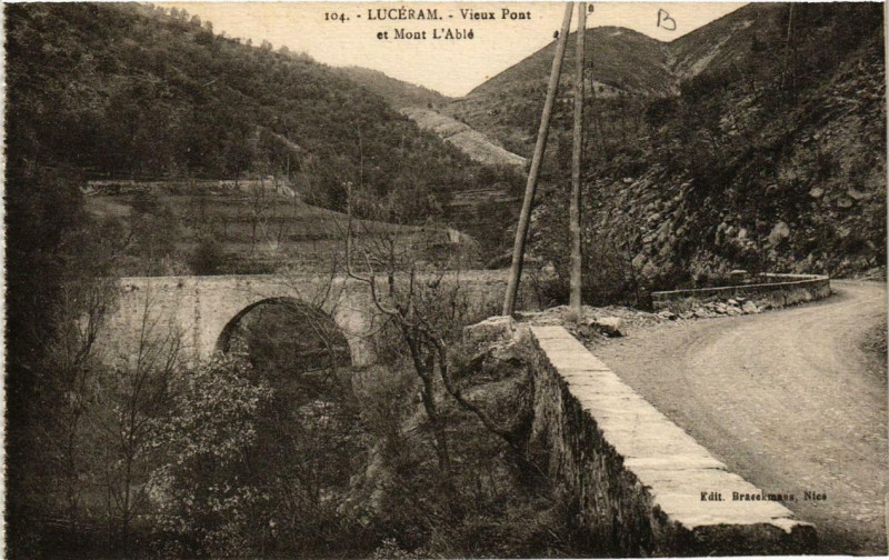 Carte postale ancienne Luceram Vieux Pont et Mont l'Able à Lucéram