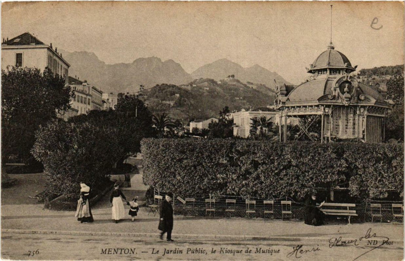 Carte postale ancienne Menton Le Jardin Public, le Kiosque de Musique à Menton