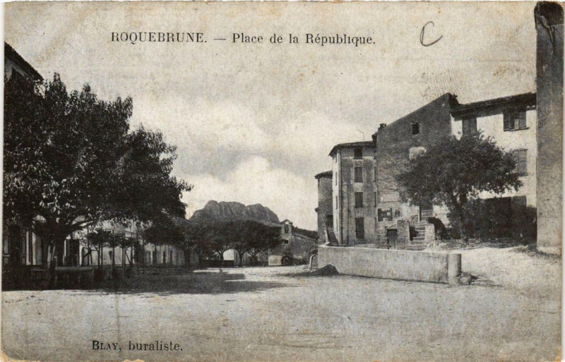 Carte postale ancienne Roquebrune Place de la Republique