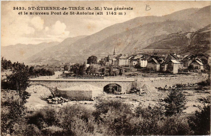 Carte postale ancienne Saint-Etienne-de-Tinee Vue générale et le nouveau Pont de Saint-Antoine
