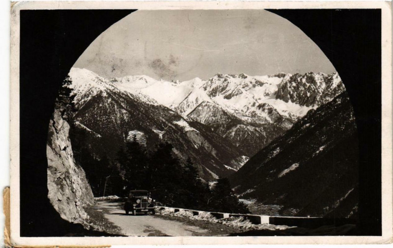Carte postale ancienne Saint-Martin-Vesubie Route de la Colmiane et chaine des Alpes
