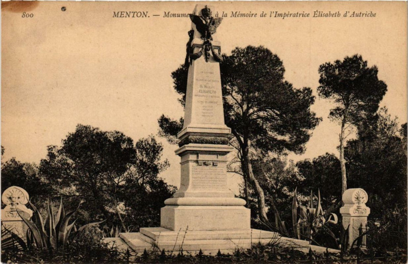 Carte postale ancienne Menton Monument eleve a la Memoire de l'Imperatrice Elisabeth d'Au à Menton