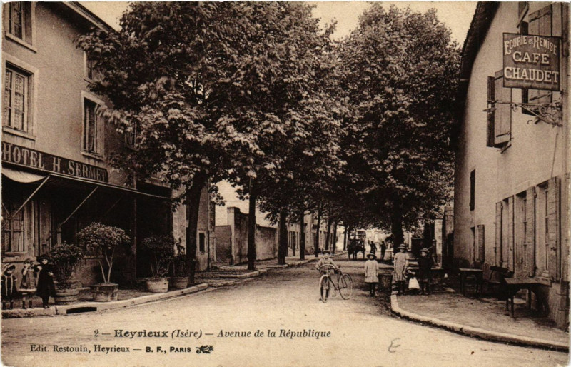 Carte postale ancienne Heyrieux - Avenue de la Republique à Heyrieux