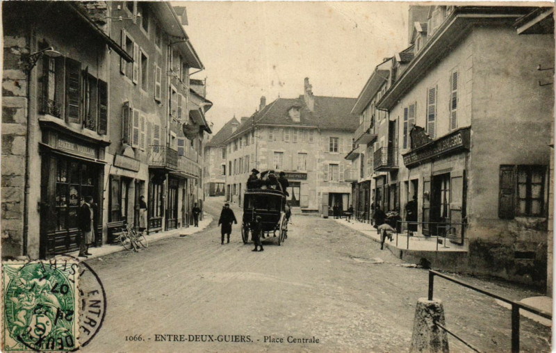 Carte postale ancienne Entre-Deux-Guiers - Place Centrale à Entre-deux-Guiers