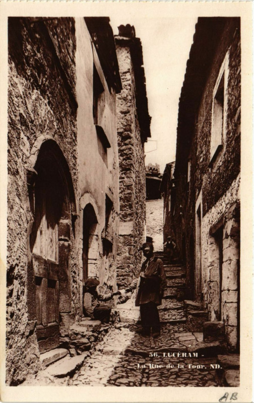 Carte postale ancienne Luceram La Rue de la Tour à Lucéram