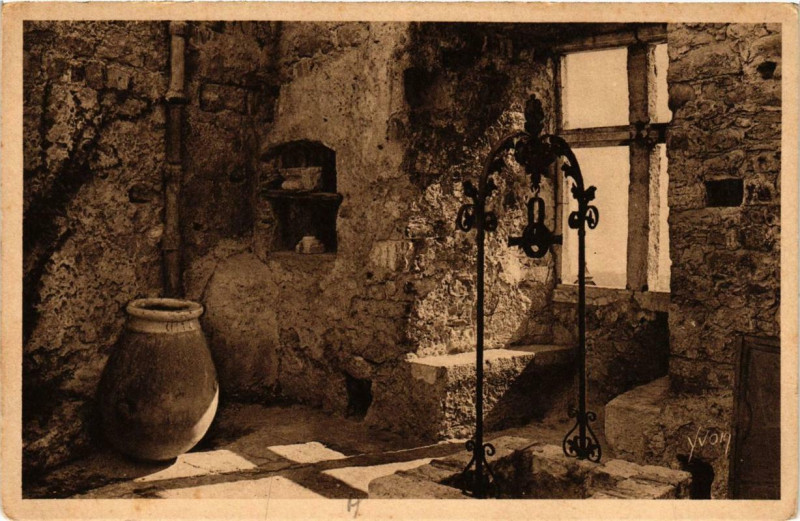 Carte postale ancienne Roquebrune Intérieur de la Tour du Fort à La Tour