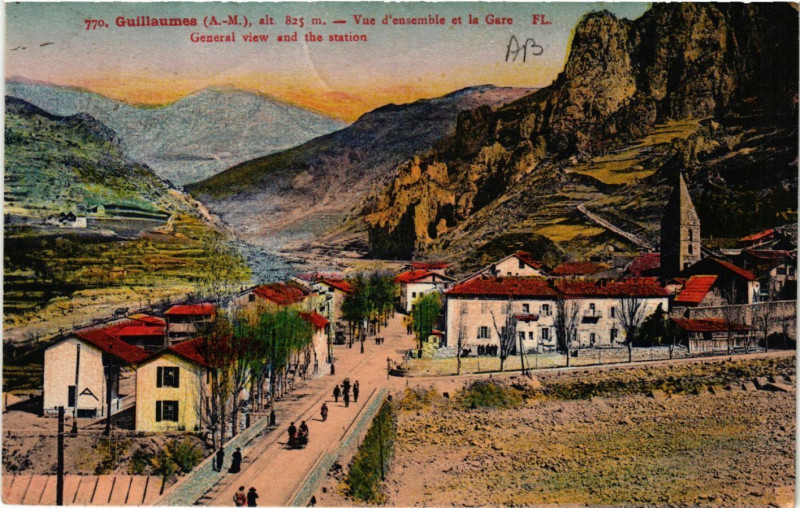 Carte postale ancienne Guillaumes - Vue d'ensemble et la Gare à Guillaumes