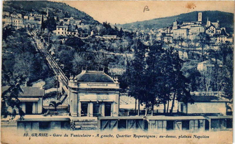 Carte postale ancienne Grasse Gare du Funiculaire - A gauche, Quartier roquevignon à Grasse