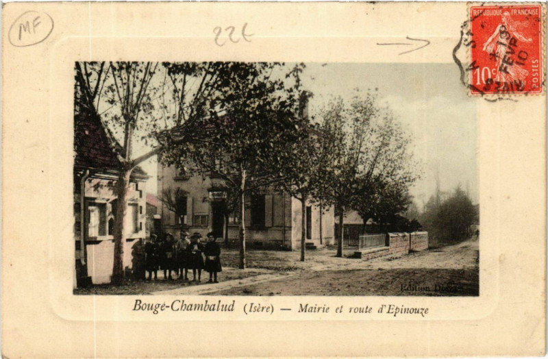 Carte postale ancienne Bouge-Chambalud - Bougé-Chambalud - Mairie et route d'Epinouze à Bougé-Chambalud