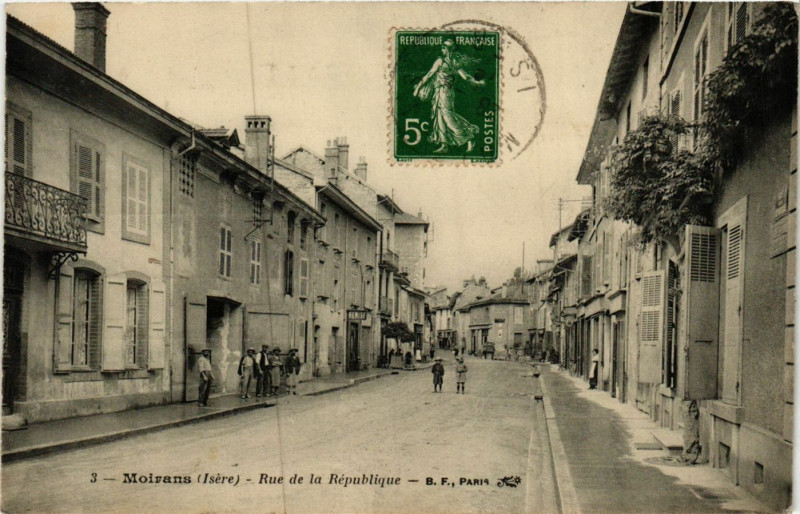 Carte postale ancienne Moirans - Rue de la Republique à Moirans