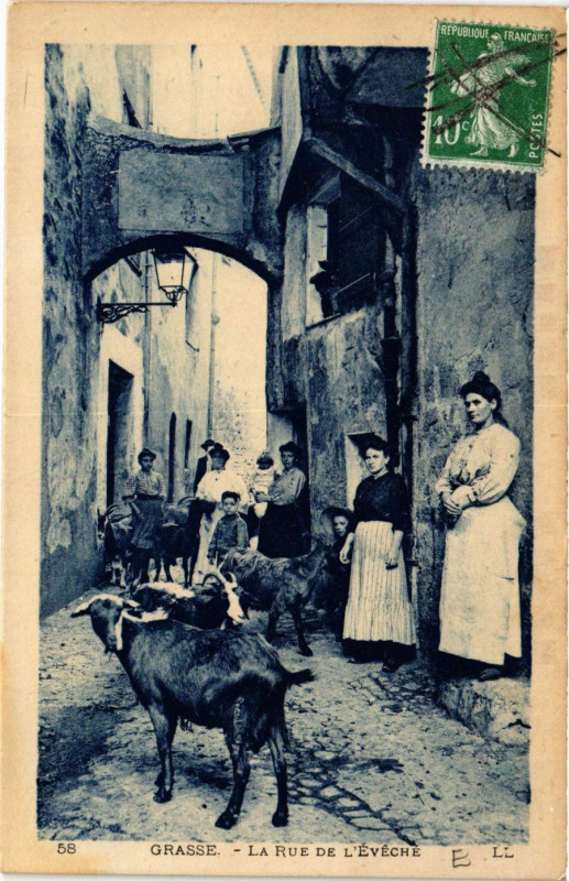 Carte postale ancienne Grasse - La Rue de l'Eveche à Grasse