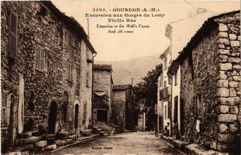 Carte postale ancienne Gourdon - Vieille Rue - Excursion aux Gorges du Loup à Gourdon