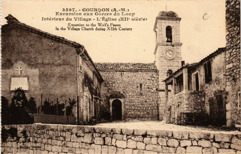 Carte postale ancienne Gourdon - Intérieur du Village - Eglise à Gourdon