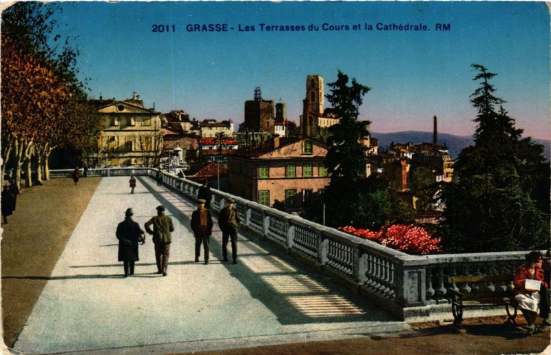 Carte postale ancienne Grasse Les Terrasses du Cours et la Cathédrale à Grasse