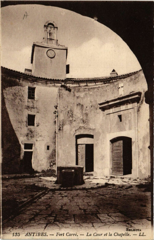 Carte postale ancienne Antibes - Fort Carré - La Cour et la Chapelle à Antibes