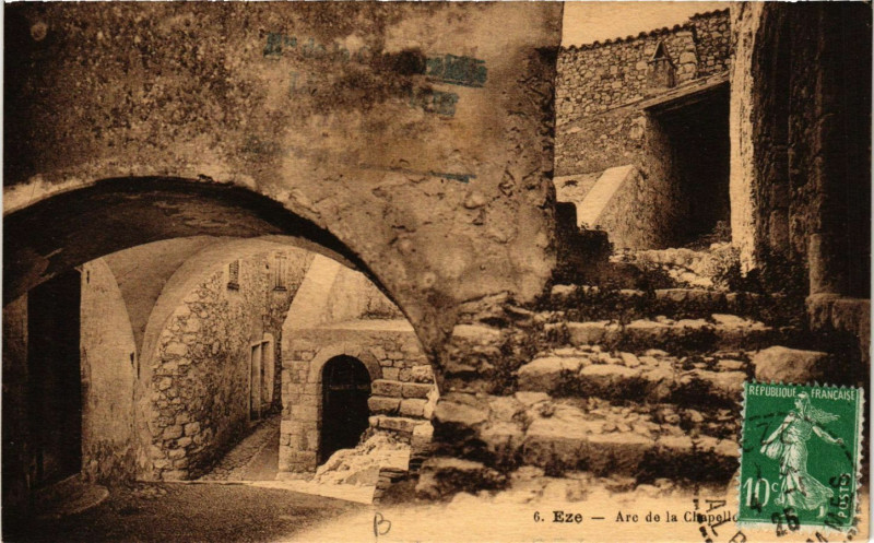 Carte postale ancienne Eze Arc de la Chapelle à Èze