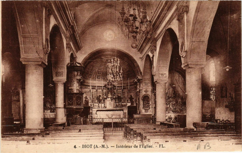 Carte postale ancienne Biot - Intérieur de Eglise à Biot
