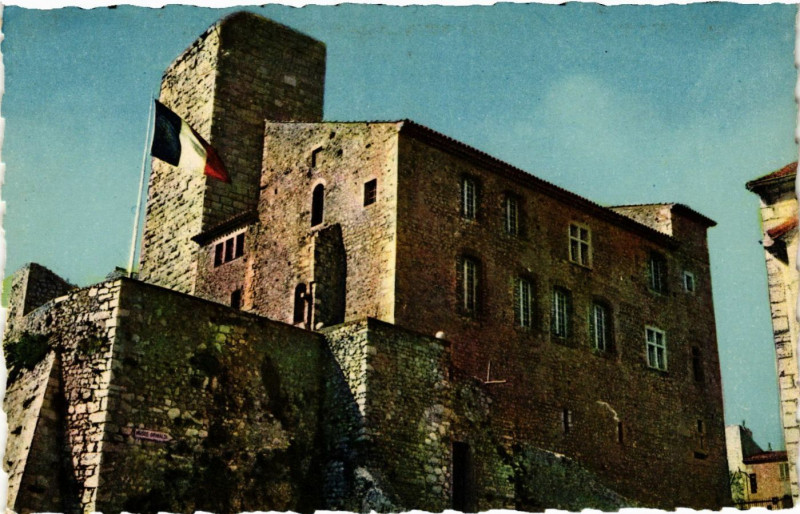 Carte postale ancienne Antibes - Le Chateau Grimaldi à Antibes