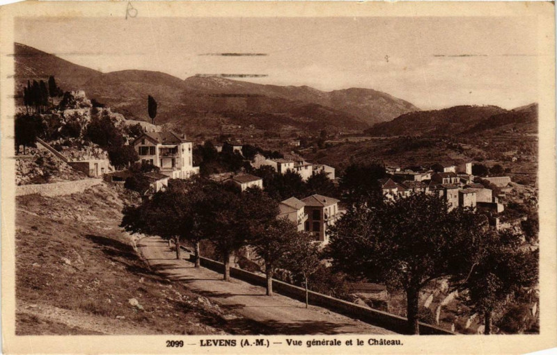 Carte postale ancienne Levens Vue générale et le Chateau à Levens