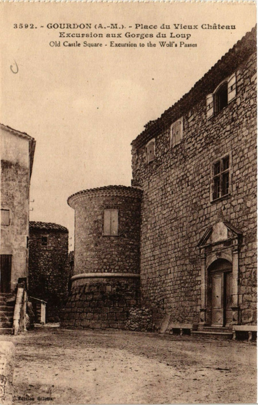 Carte postale ancienne Gourdon - Place du Vieux Chateau à Gourdon
