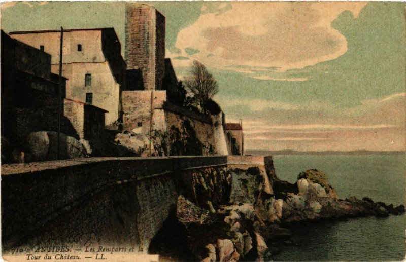 Carte postale ancienne Antibes - Les Remparts et la Tour du Chateau à Antibes